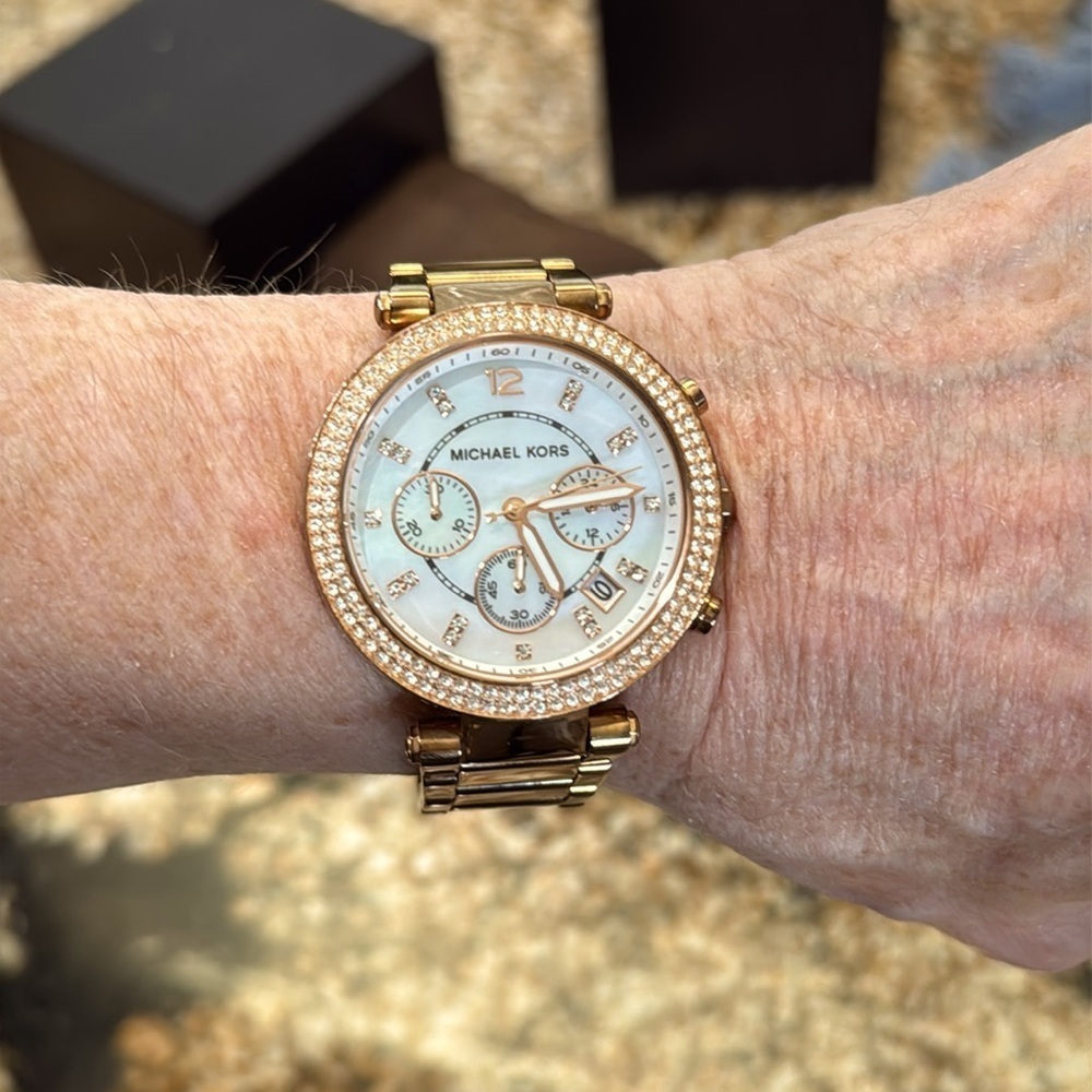 Michael Kors Rose Gold Women's Parker Watch new battery - Picture 4 of 10